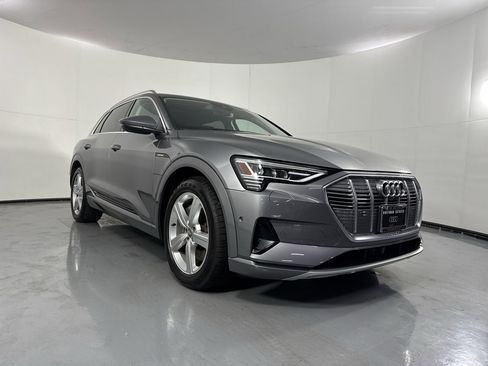 Used 2019 Audi e-tron Prestige w/ Prestige Package AWD/4WD image 3