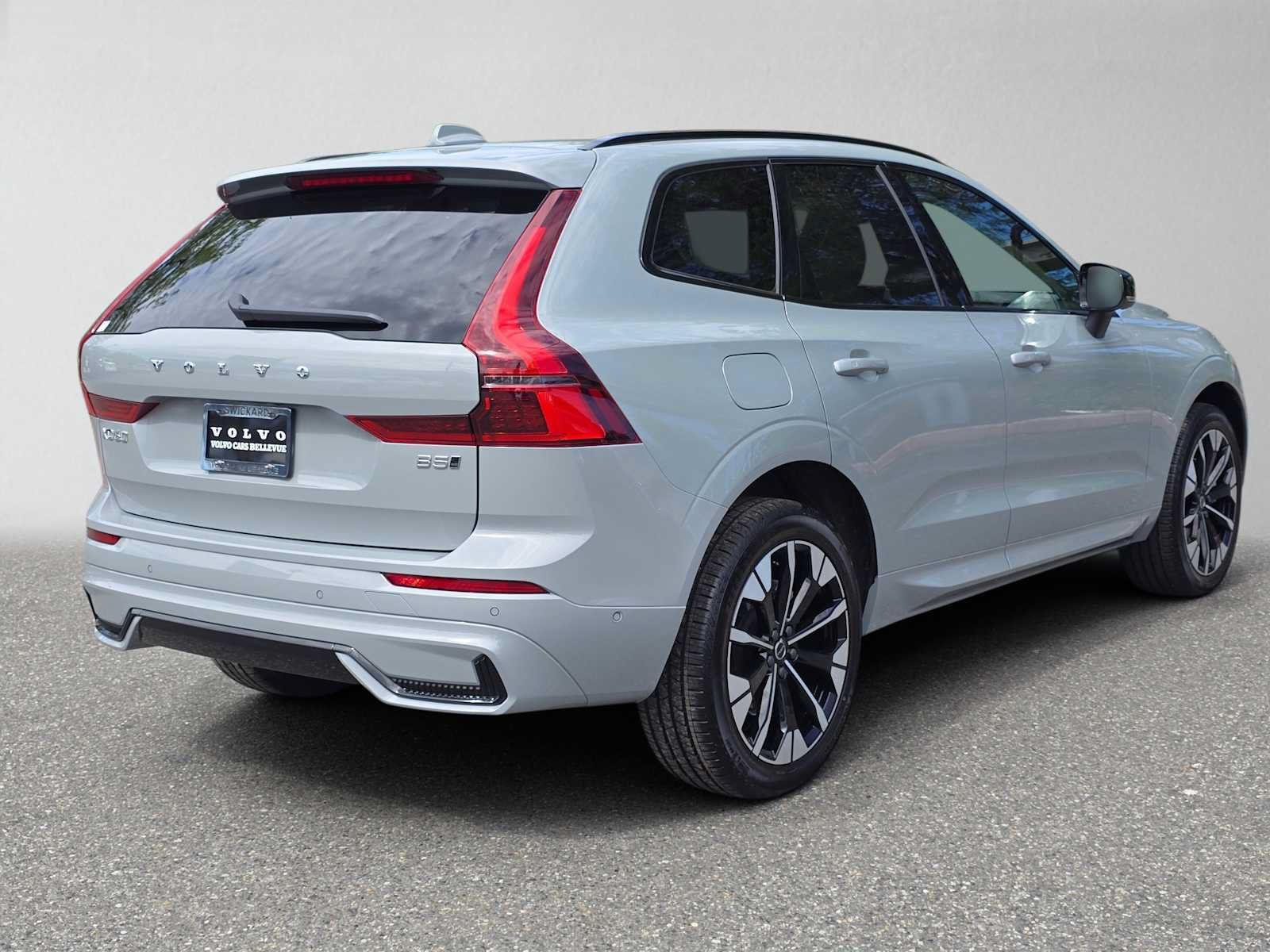 Used 2026 Volvo XC60 B5 Plus w/ Climate Package AWD/4WD image 3