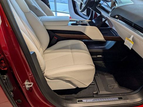 New 2026 Cadillac Vistiq Luxury image 32