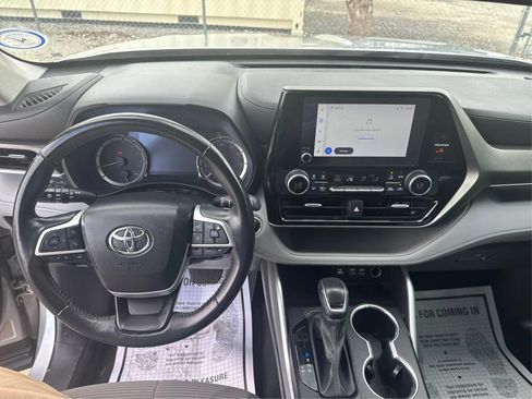 Used 2024 Toyota Highlander LE FWD image 18