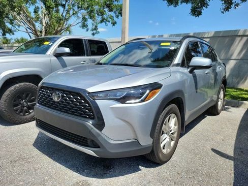 Used 2024 Toyota Corolla Cross LE FWD image 3