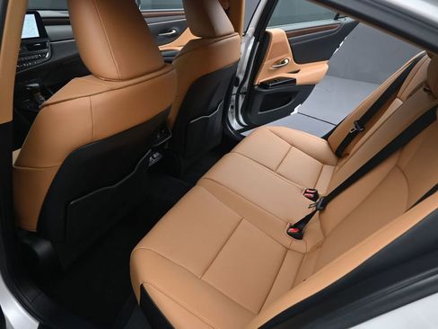 Used 2025 Lexus ES 350 w/ Premium Package FWD image 12