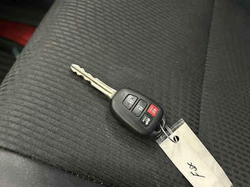 Used 2016 Toyota Camry SE FWD image 26