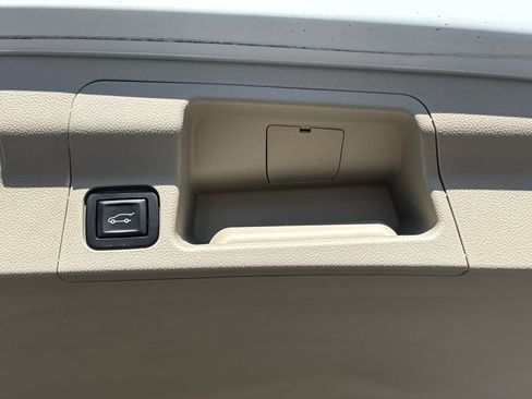 Certified 2017 GMC Acadia Denali w/ Technology Package FWD image 10