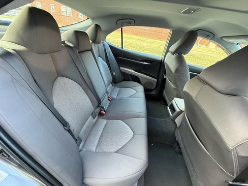 Used 2018 Toyota Camry LE image 19