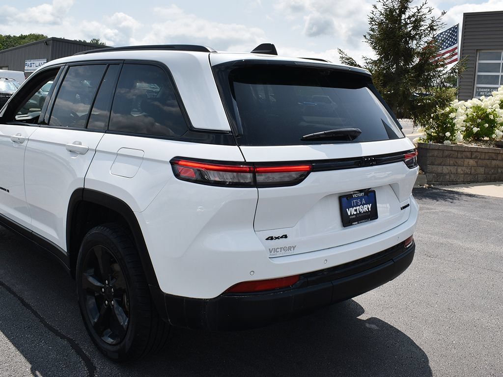 Used 2023 Jeep Grand Cherokee Limited w/ Luxury Tech Group II AWD/4WD image 32