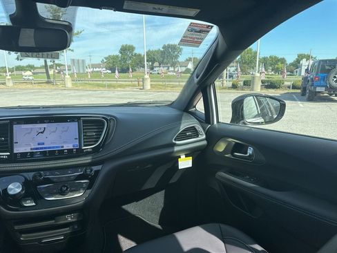 New 2026 Chrysler Pacifica Select image 52