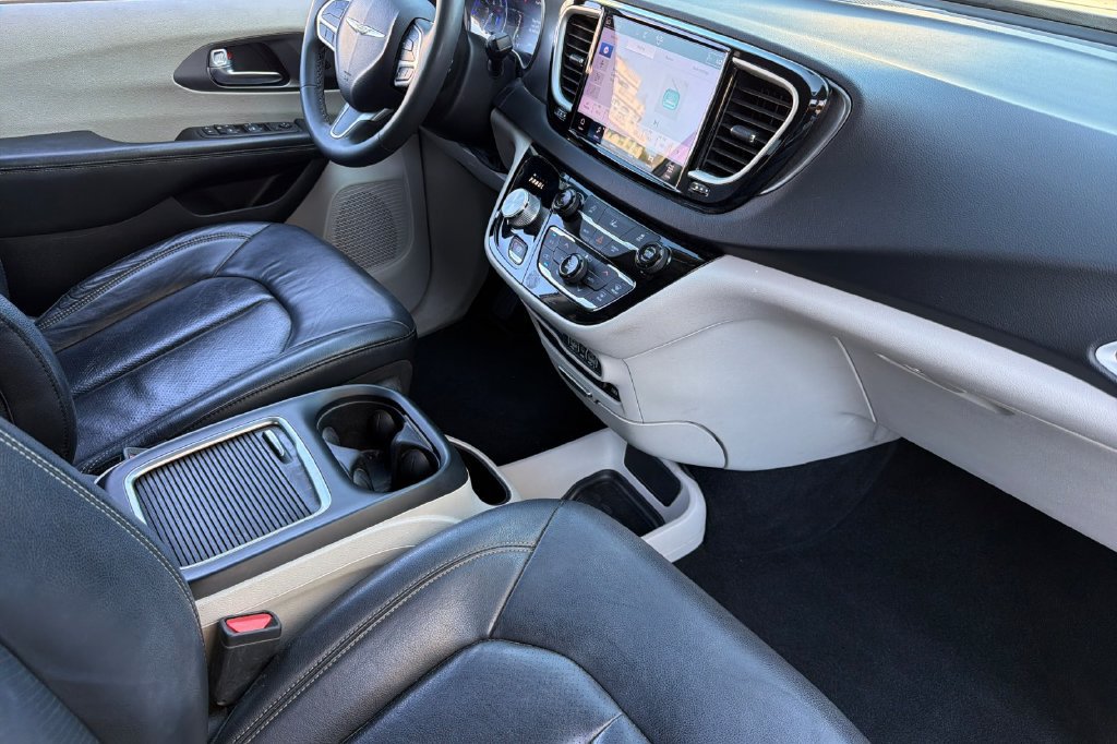 Used 2022 Chrysler Pacifica Touring-L FWD image 23