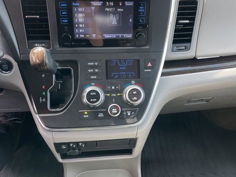Used 2017 Toyota Sienna XLE w/ XLE Navigation Package AWD/4WD image 10