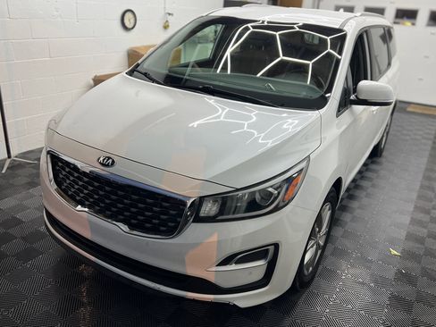 Used 2020 Kia Sedona EX image 2