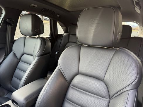 Certified 2025 Porsche Macan image 12