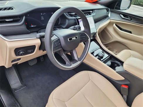 Used 2024 Jeep Grand Cherokee Limited image 7