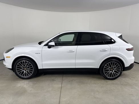 Certified 2021 Porsche Cayenne E-Hybrid AWD/4WD image 2