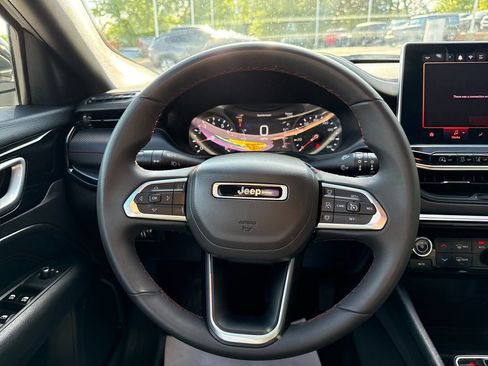 Used 2025 Jeep Compass Trailhawk AWD/4WD image 14