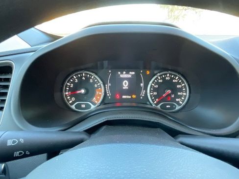 Used 2023 Jeep Renegade Latitude image 3