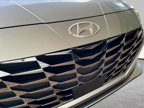Used 2021 Hyundai Elantra Limited FWD image 29