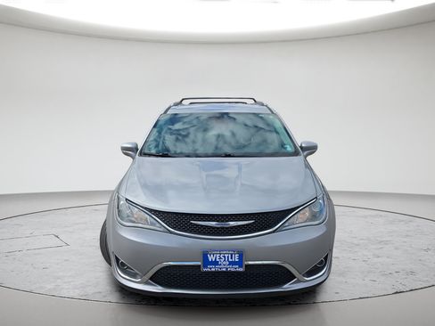 Used 2018 Chrysler Pacifica Touring-L FWD image 9