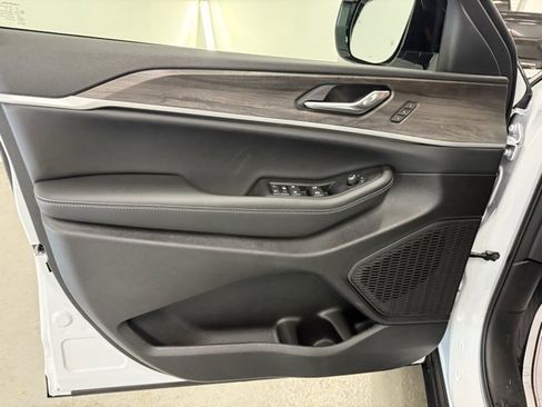 New 2025 Jeep Grand Cherokee L Limited image 12