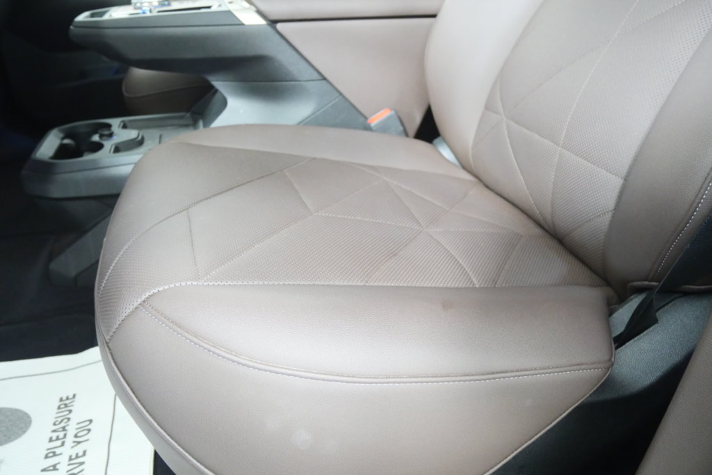 Used 2024 BMW iX xDrive50 w/ Premium Package AWD/4WD image 9