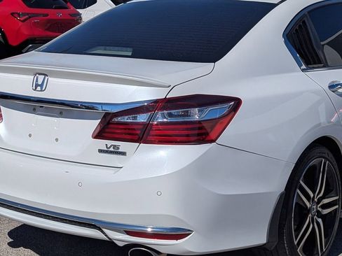 Used 2017 Honda Accord Touring image 7