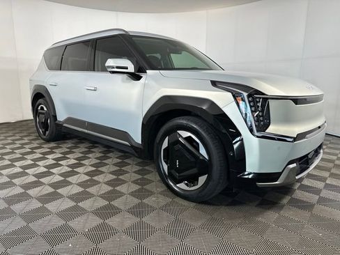 Used 2024 Kia EV9 Land image 2