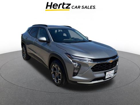 Used 2025 Chevrolet Trax LT image 1