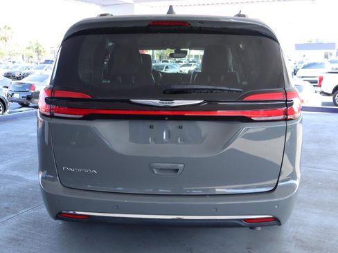 Used 2021 Chrysler Pacifica Touring-L image 8