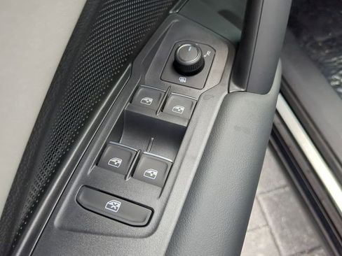 New 2026 Volkswagen Tiguan SE FWD image 18