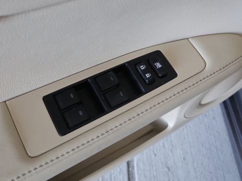 Used 2013 Lexus ES 300h w/ Luxury Pkg image 13