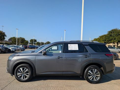 Used 2025 Nissan Pathfinder SL AWD/4WD image 3