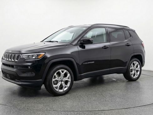 Used 2025 Jeep Compass Latitude AWD/4WD image 3