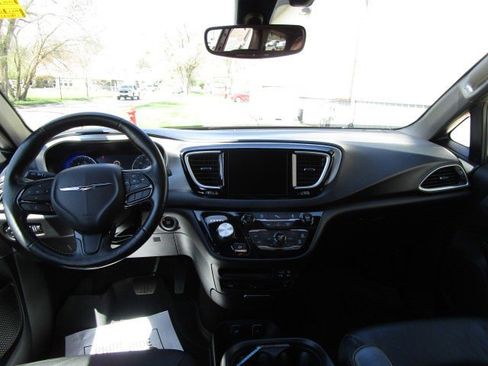 Used 2020 Chrysler Pacifica Touring-L Plus w/ S Appearance Package FWD image 14