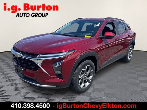 Used 2024 Chevrolet Trax LT w/ Sunroof Package FWD image 3