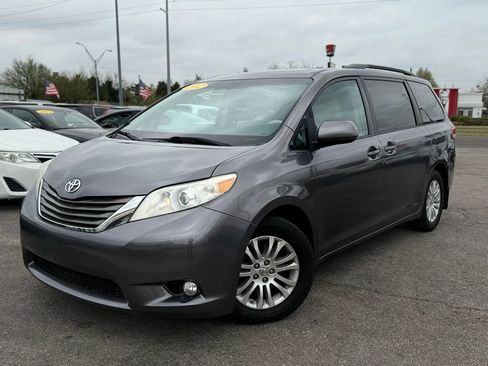 Used 2012 Toyota Sienna XLE image 12