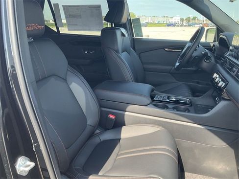 Used 2025 Honda Pilot TrailSport image 34