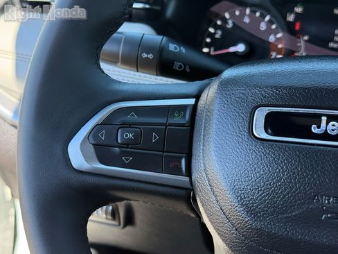 Used 2025 Jeep Compass Limited image 17