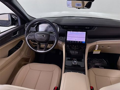 New 2025 Jeep Grand Cherokee Limited w/ Luxury Tech Group II image 24