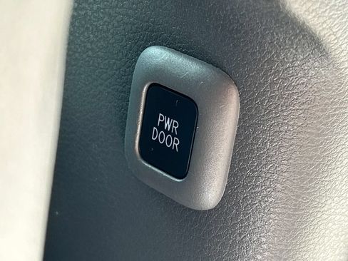 Used 2021 Toyota Sienna XLE w/ XLE Plus Package FWD image 26