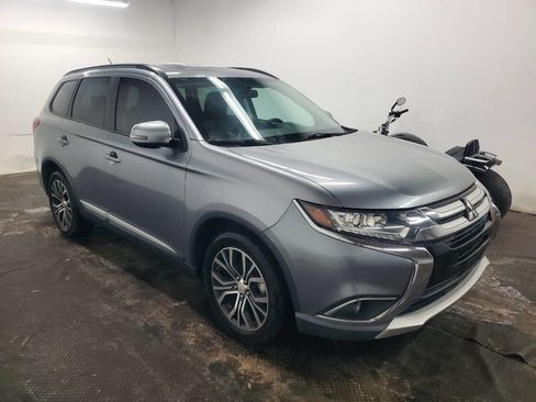 Used 2016 Mitsubishi Outlander SE image 3