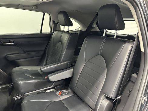 Used 2023 Toyota Highlander XLE AWD/4WD image 29
