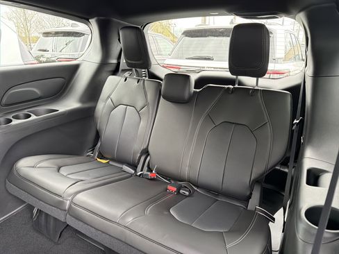New 2026 Chrysler Pacifica Select AWD/4WD image 26