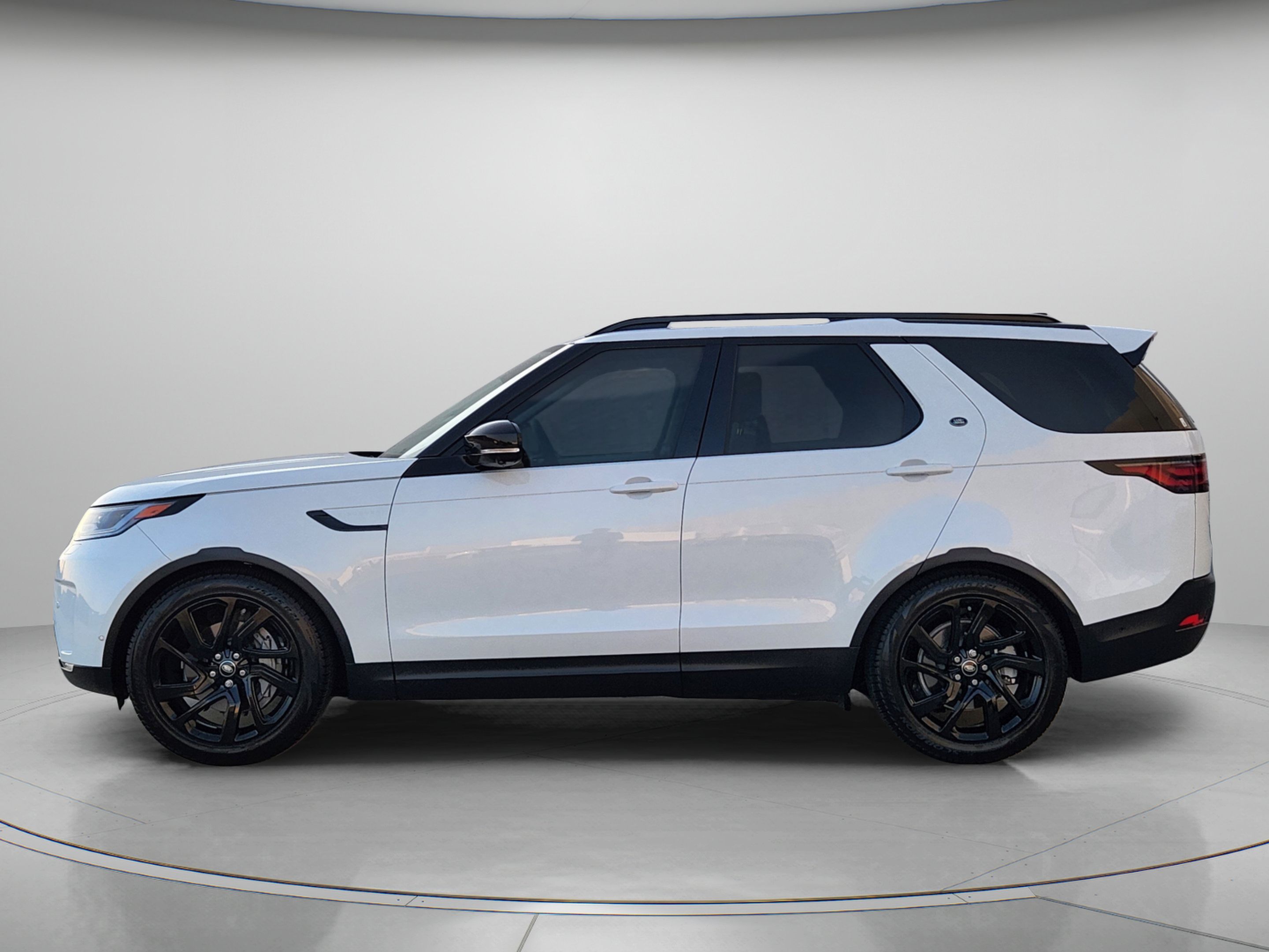 Certified 2025 Land Rover Discovery S AWD/4WD image 2