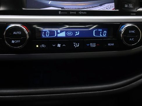 Used 2019 Toyota Highlander SE AWD/4WD image 25