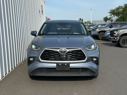 Used 2021 Toyota Highlander XLE AWD/4WD image 2