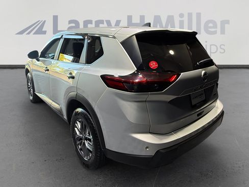 Used 2024 Nissan Rogue S AWD/4WD image 3