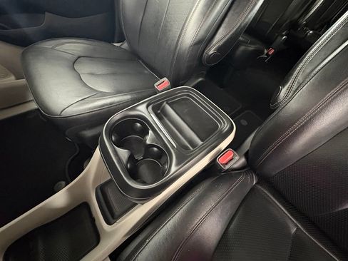 Used 2019 Chrysler Pacifica Touring-L FWD image 34