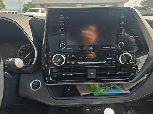 Used 2021 Toyota Highlander Limited FWD image 10