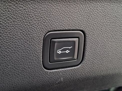 Used 2021 Chevrolet Suburban Z71 w/ Z71 Signature Package AWD/4WD image 24