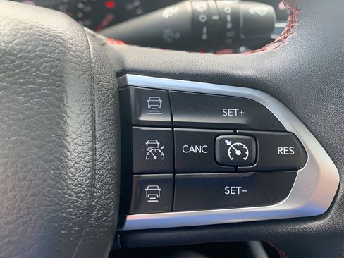 Used 2025 Jeep Compass Trailhawk AWD/4WD image 9