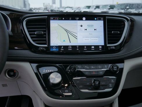 Used 2024 Chrysler Pacifica Limited image 33